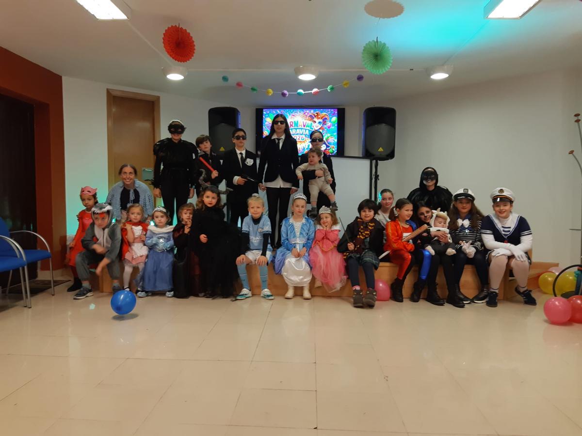 Las niñas y los niños que participaron en el Antroxu de Caravia.