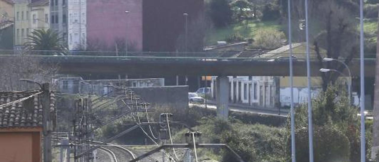 Un grupo de personas cruza las vías del tren en el tramo entre la avenida de Gijón y Puerta de la Villa.