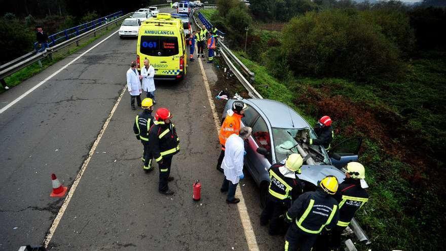 Efectivos del GES de Valga y de otros equipos de emergencia en un accidente en Caldas. // Iñaki Abella