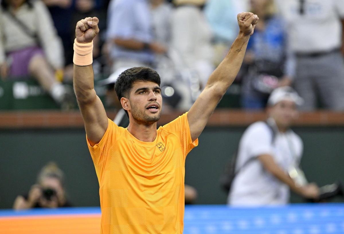 Carlos Alcaraz celebra su victoria ante Grigor Dimitrov en Indian Wells.