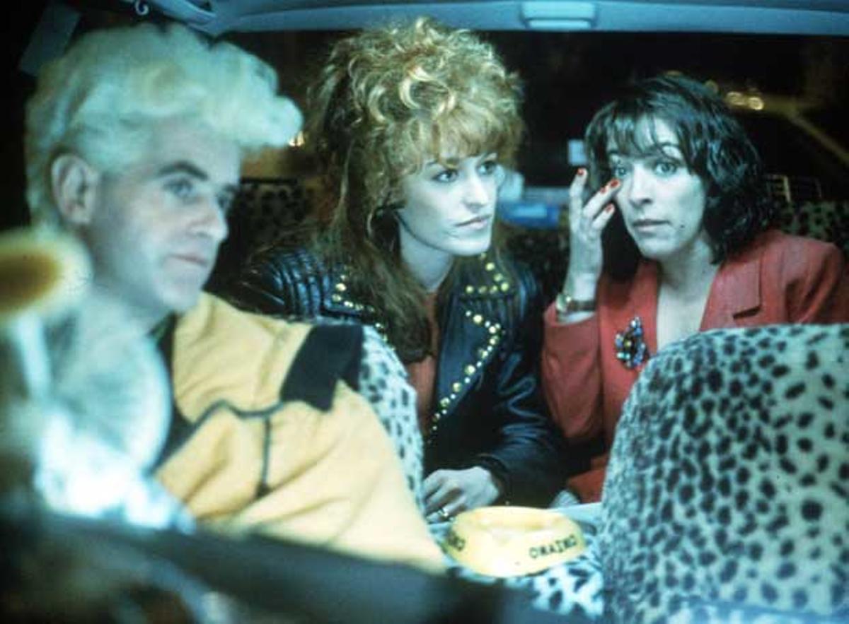 Ana Leza, junto a Carmen Maura, en un fotograma de 'Mujeres al borde de un ataque de nervios'.