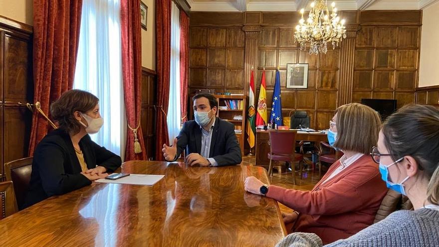 Reunión del ministro Alberto Garzón y la delegada del Gobierno riojano, María Marrodán, junto a representantes de ARJA.