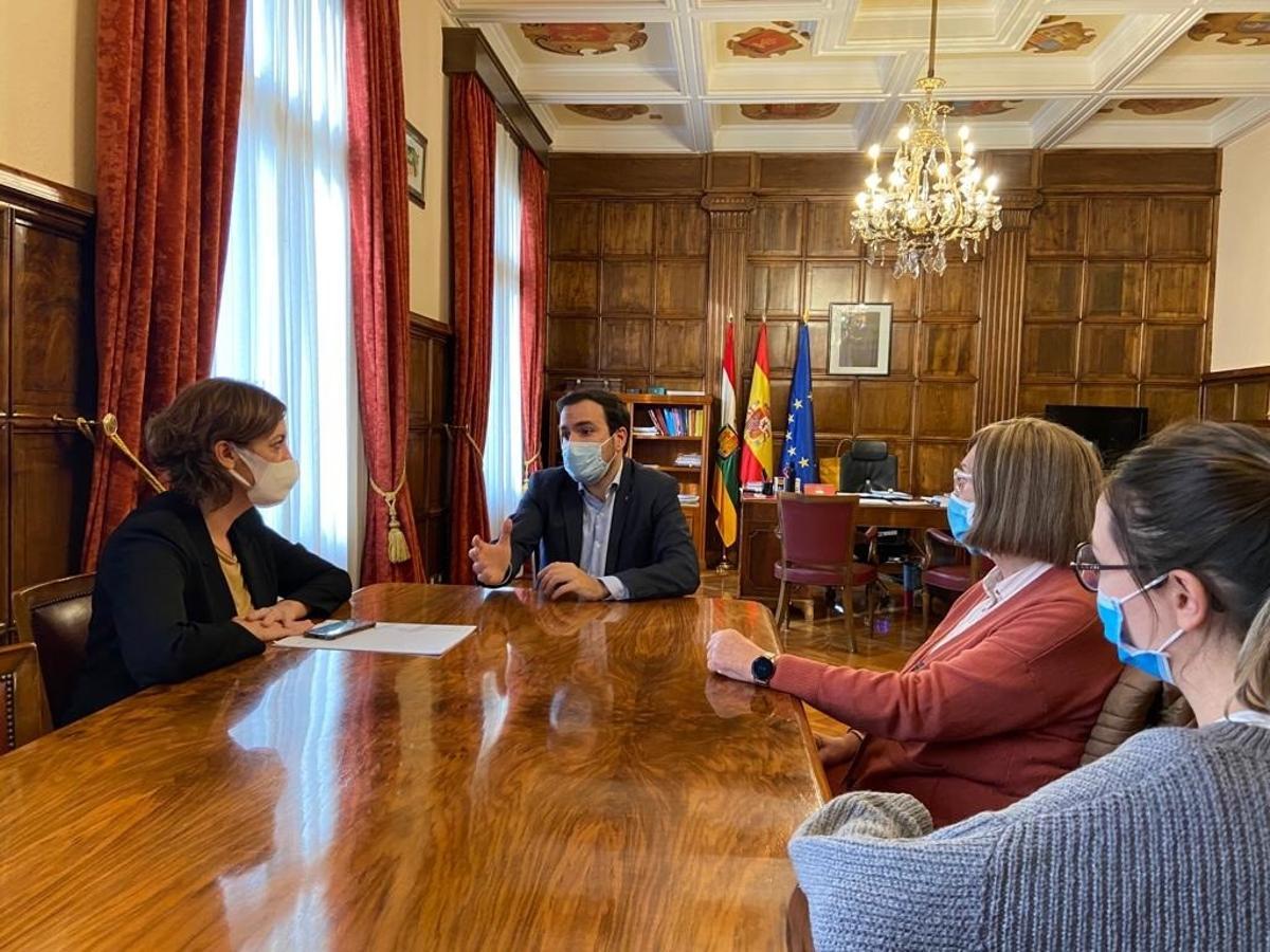 Reunión del ministro Alberto Garzón y la delegada del Gobierno riojano, María Marrodán, junto a representantes de ARJA.