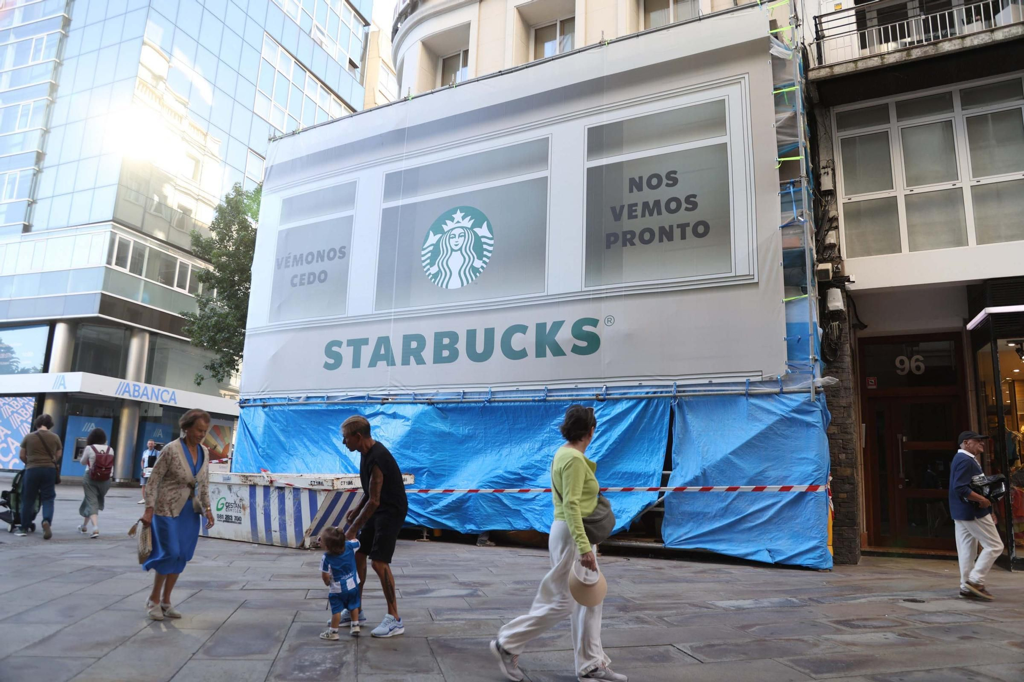 Starbucks ultima su apertura en el Obelisco