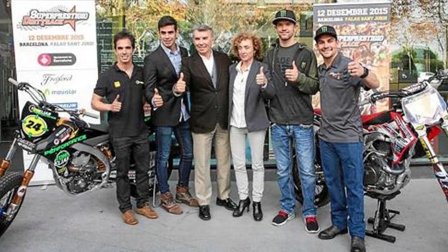 A l&#039;esquerra, Toni Elías, en un dels actes de promoció de la prova que es farà demà al Palau Sant Jordi