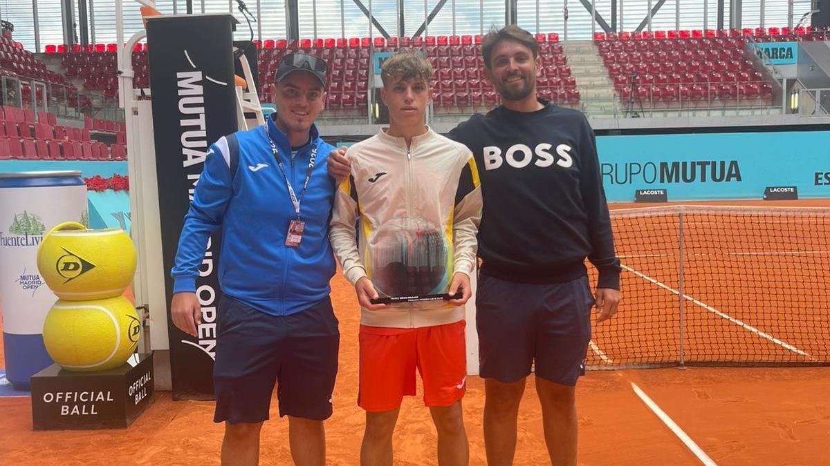 Pablo Rueda, en el centro de la imagen, junto a los hermanos Álex García y Dani García, sus entrenadores.