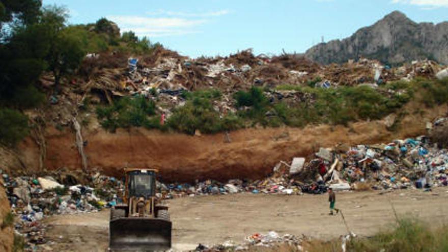 Los residuos de enseres y restos de podas se amontonan en la ladera de una planta situada en el suelo protegido de la Serra d&#039;Oltà.