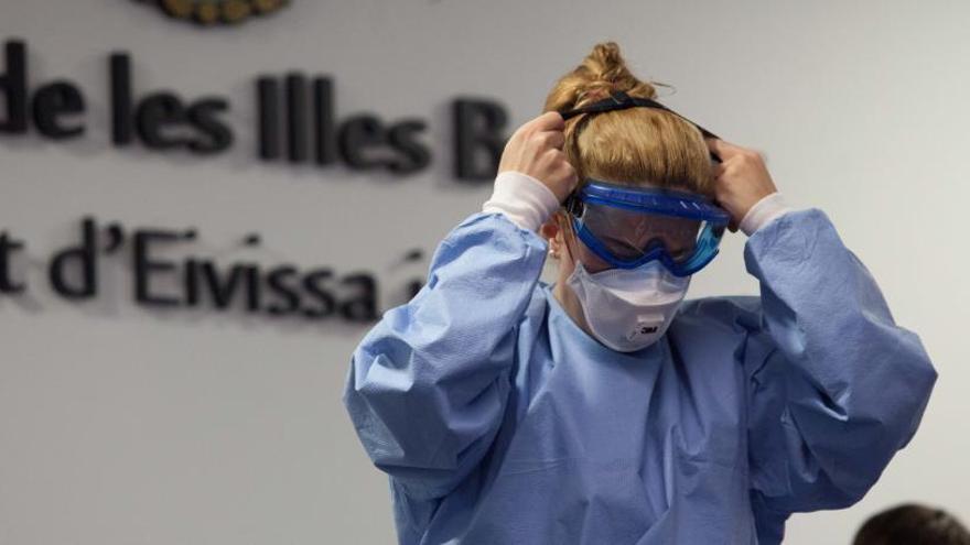 Una enfermera explica como protegerse del coronavirus en Can Misses.