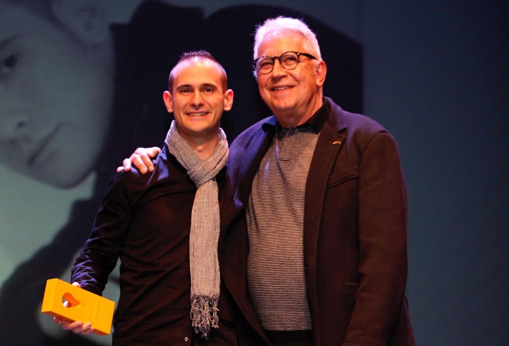 Pere Vicalet recibe el premio en la categoría de Cultura de manos del escritor Fernando Delgado.