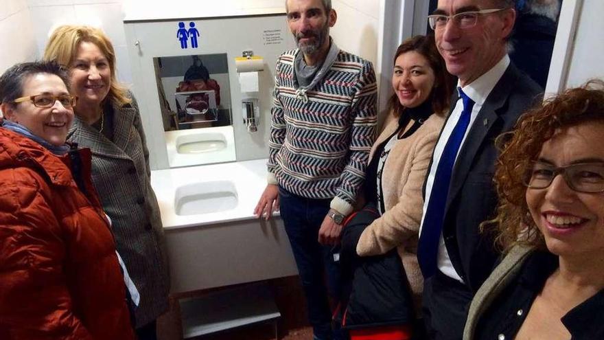 Pacientes junto al conselleiro de Sanidade en uno de los baños adaptados en el hospital de Montecelo.