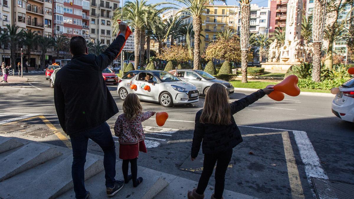 La protesta contra la ley Celaá llena de coches el centro de Alicante