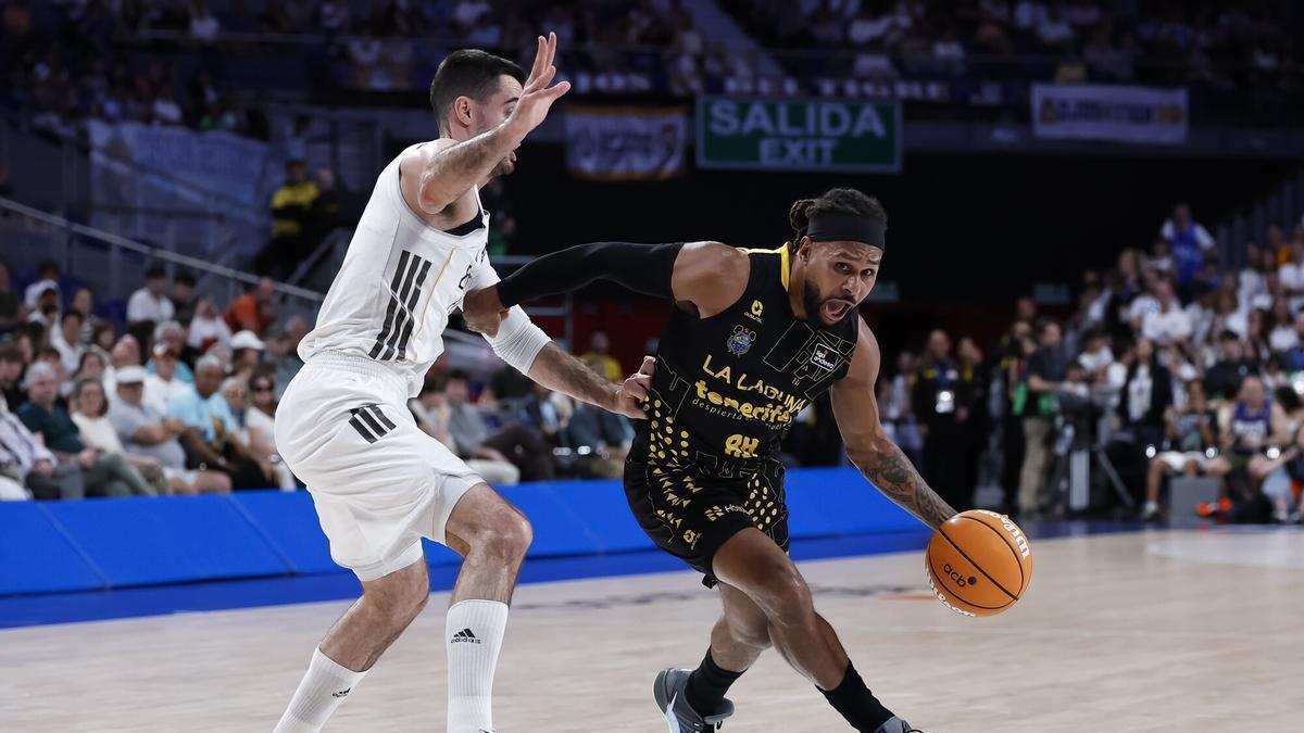 Patty Mills, base de La Laguna Tenerife, ante Abalde en el duelo frente al Real Madrid.
