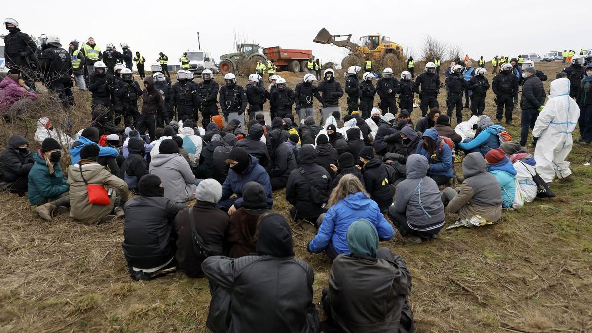 Manifestación contra una mina de lignito a cielo abierto en el pueblo alemán de Luetzerath. Los activistas reclaman que Alemania deje de extraer y quemar carbón lo antes posible por la lucha contra el cambio climático.