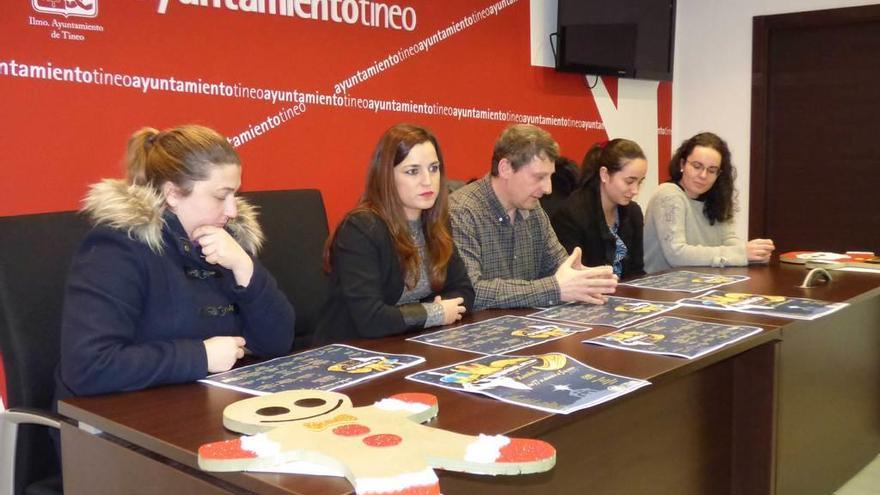 Por la izquierda, Verónica Peláez, secretaria de CODETI; la concejala Raquel González, el alcalde de Tineo, José Ramón Feito; Lucrecia González, vocal de CODETI, y la concejala Jennifer Fernández, ayer, en la presentación de la campaña.