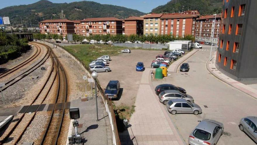 La parcela pendiente de edificar, ubicada junto a las vías de Feve y la autovía a Oviedo.