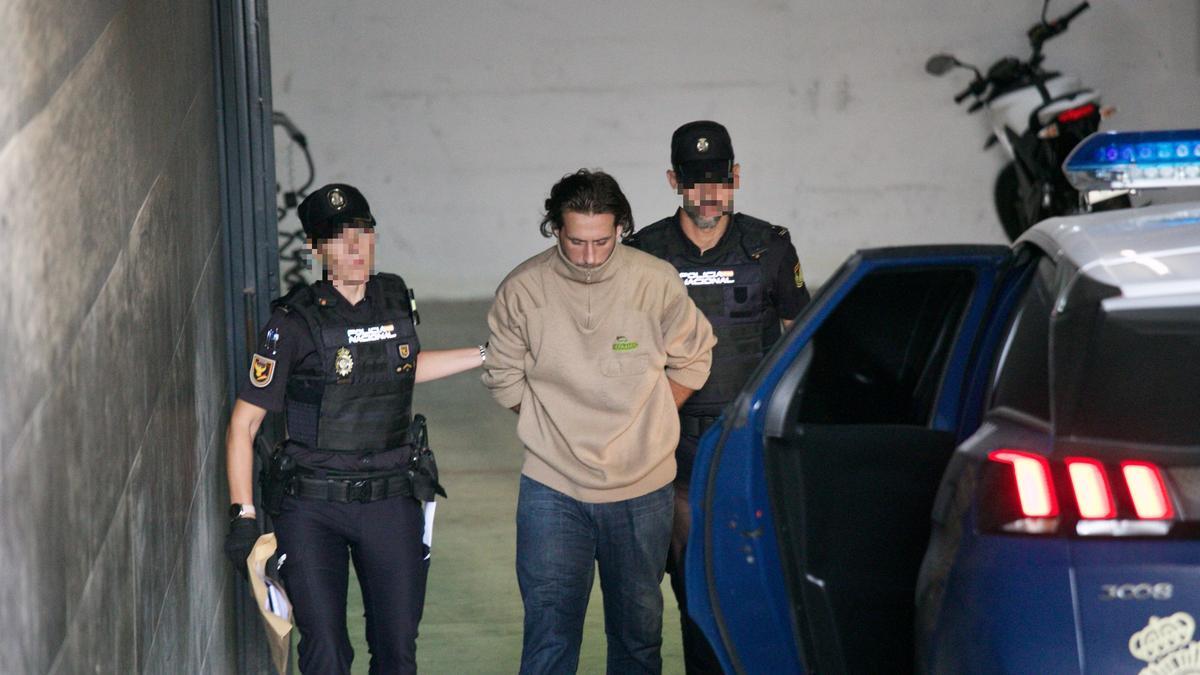 El presunto violador de la mota del río en Murcia, antes de entrar al furgón policial el día que lo llevaron al juzgado.