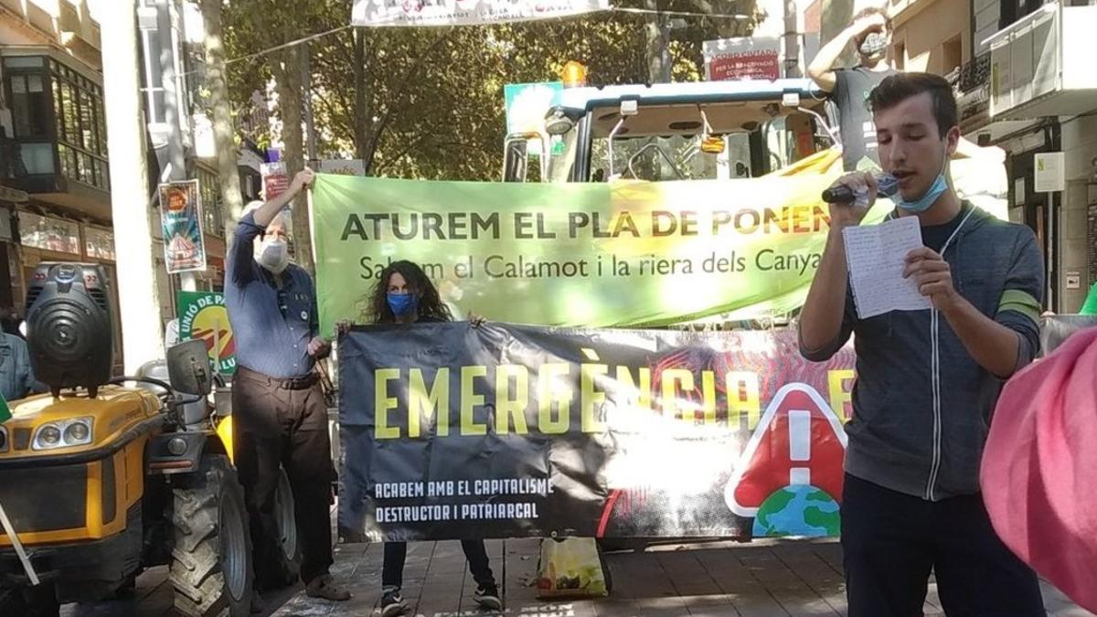Casi mil manifestantes en Gavà, contra la construcción de 4.800 pisos