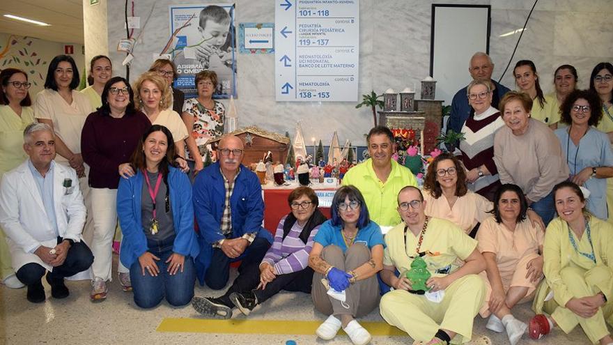 El Belén de Valga vuelve a animar las fiestas a los pacientes del Clínico