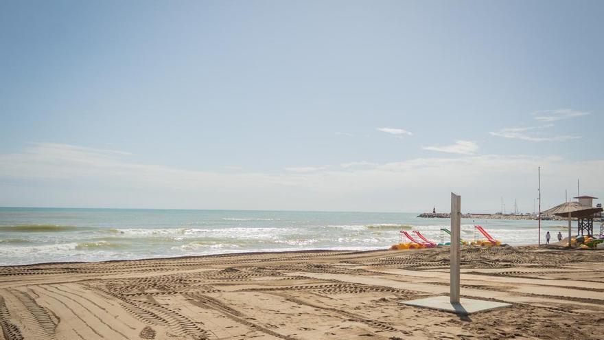 Torremolinos se adelanta a Costas e inicia la recuperación de sus playas para tenerlas listas para Semana Santa