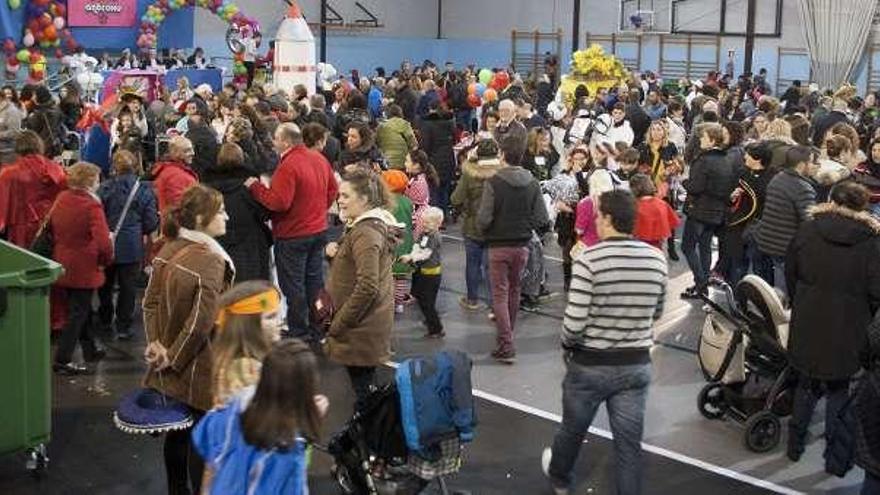 Multitud de personas, ayer, en el polideportivo de Posada.