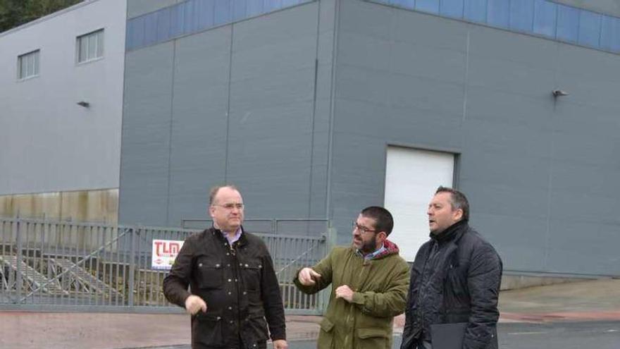 Lamas, Vilariño y Bernárdez, ayer, en el parque empresarial.