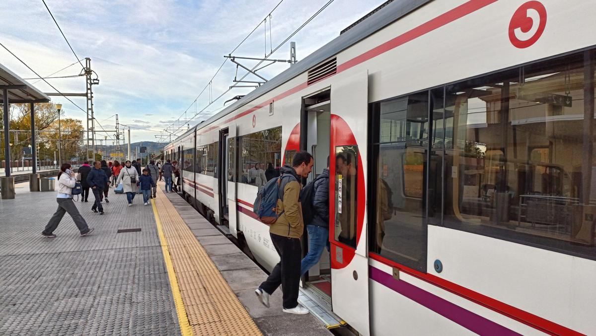 Usuarios de un tren de media distancia en la estación de Benicarló.
