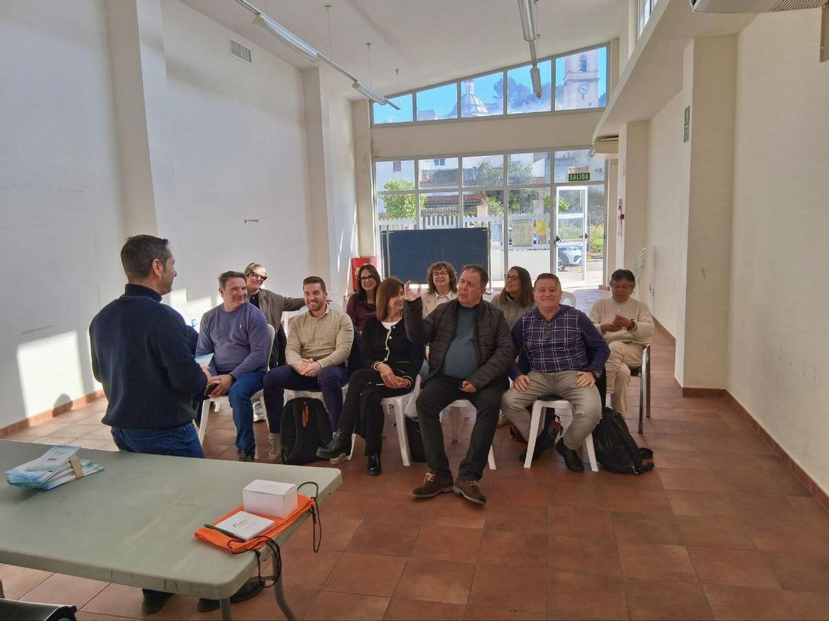 El presidente de la mancomunidad en una reunión reciente con alcaldes de la Canal de Navarrés.