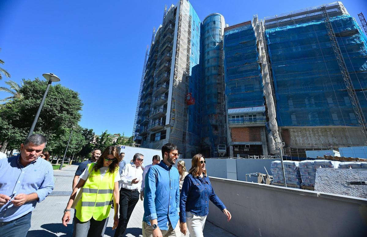 Catalá visita las obras del edificio incendiado en Campanar