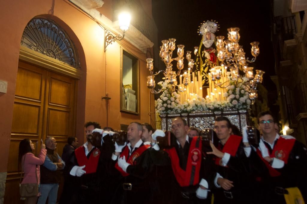 La procesión del Divino Amor "La Marinera" recorre las calle de Alicante durante la noche del Miércoles Santo