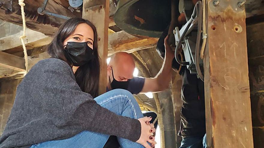 Los voluntarios Coral Ruiz y Toño Velasco, en la catedral.