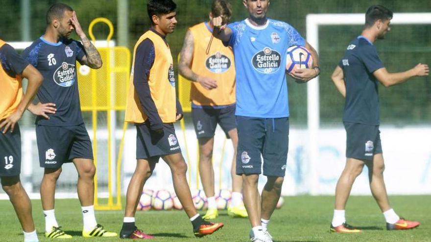 Gaizka Garitano da instrucciones a sus jugadores durante el entrenamiento de ayer en la ciudad deportiva.