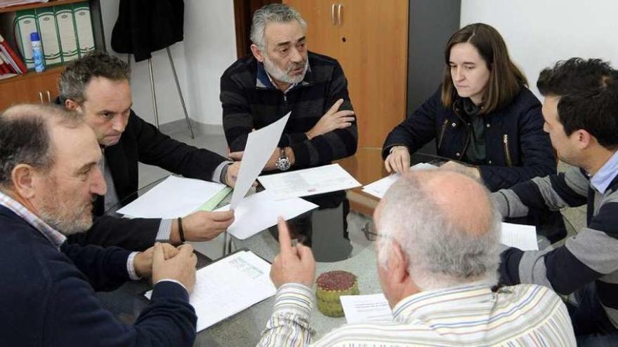 Sanmartín, García, Dono, Fernández, Louzao y Davila, ayer, en la sede local del PSOE. // Bernabé / Javier Lalín