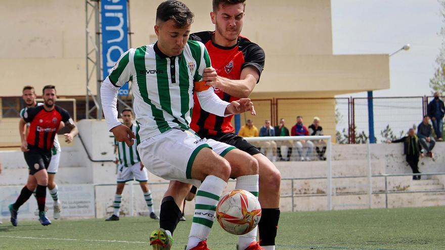 Ale Marín, hostigado por un rival durante el Cabecense-Córdoba CF B.