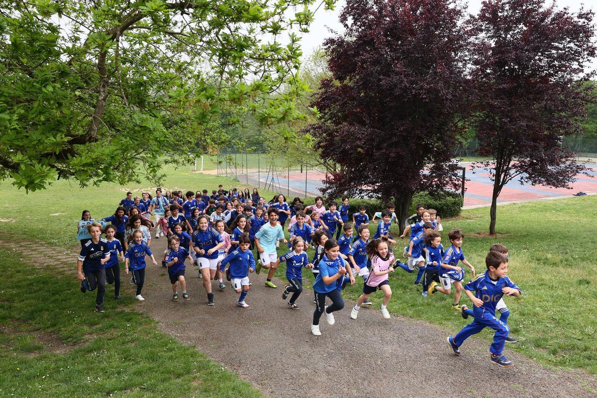 EN IMÁGENES: Los alumnos del colegio École se visten de azul para apoyar al Real Oviedo