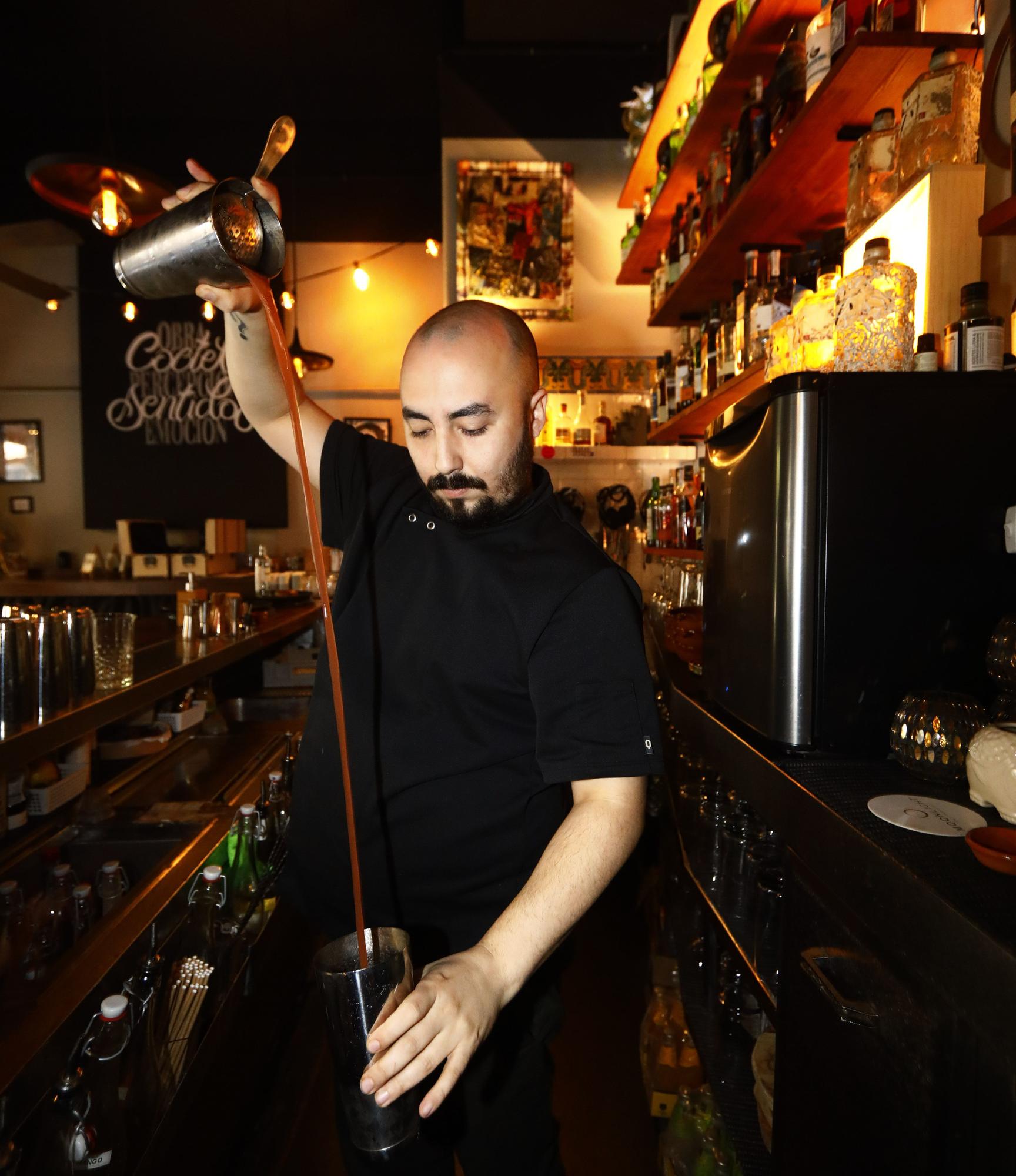 Borja Insa preparando uno de sus cócteles marca de la casa.