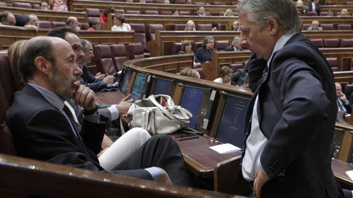 Alfredo Pérez Rubalcaba (izquierda) conversa con el portavoz del Gobierno, José Blanco, este martes, en el Congreso.