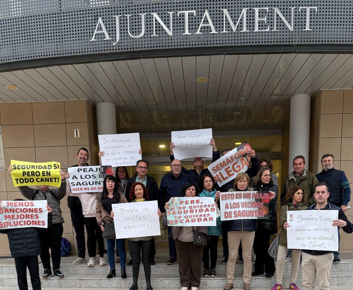 Protesta ante el ayuntamiento de Canet.