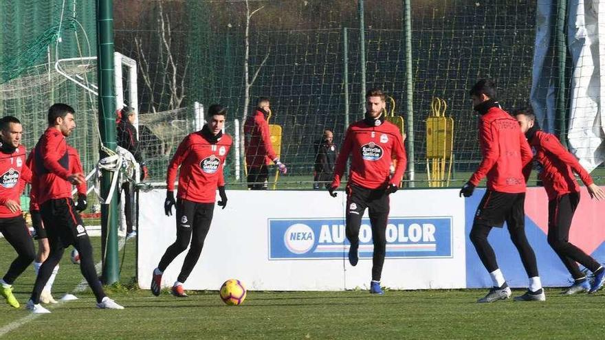 Varios jugadores del Deportivo durante el entrenamiento de ayer en Abegondo.