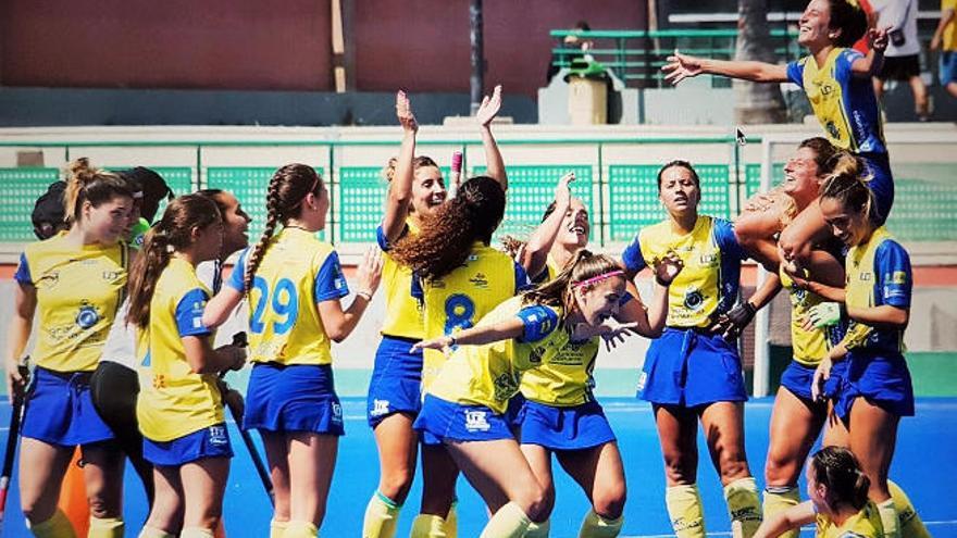 Las jugadoras del Taburiente celebran el triunfo al final del choque.