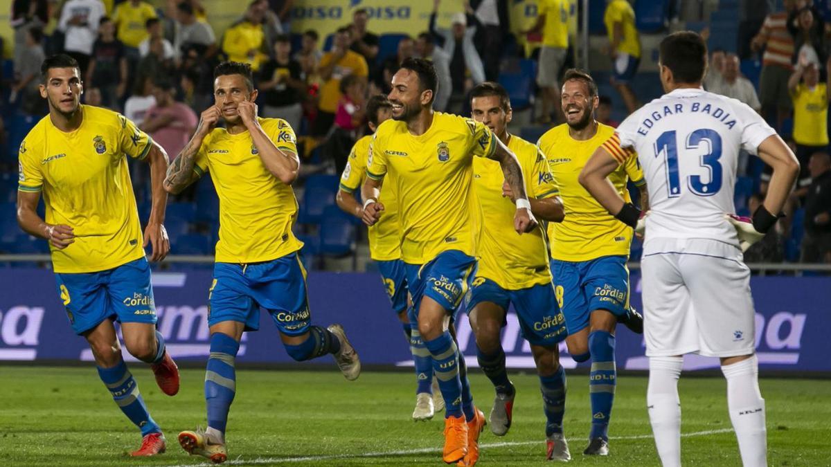 Rubén Castro –manos en la cara– y otros amarillos celebran el segundo gol de la UD al Reus, en agosto de 2018. | | QUIQUE CURBELO