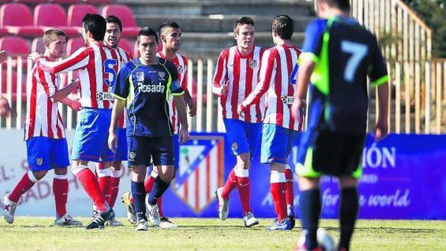 Los jugadores madrileños celebran el primer gol, con Sergio Villanueva en primer término.