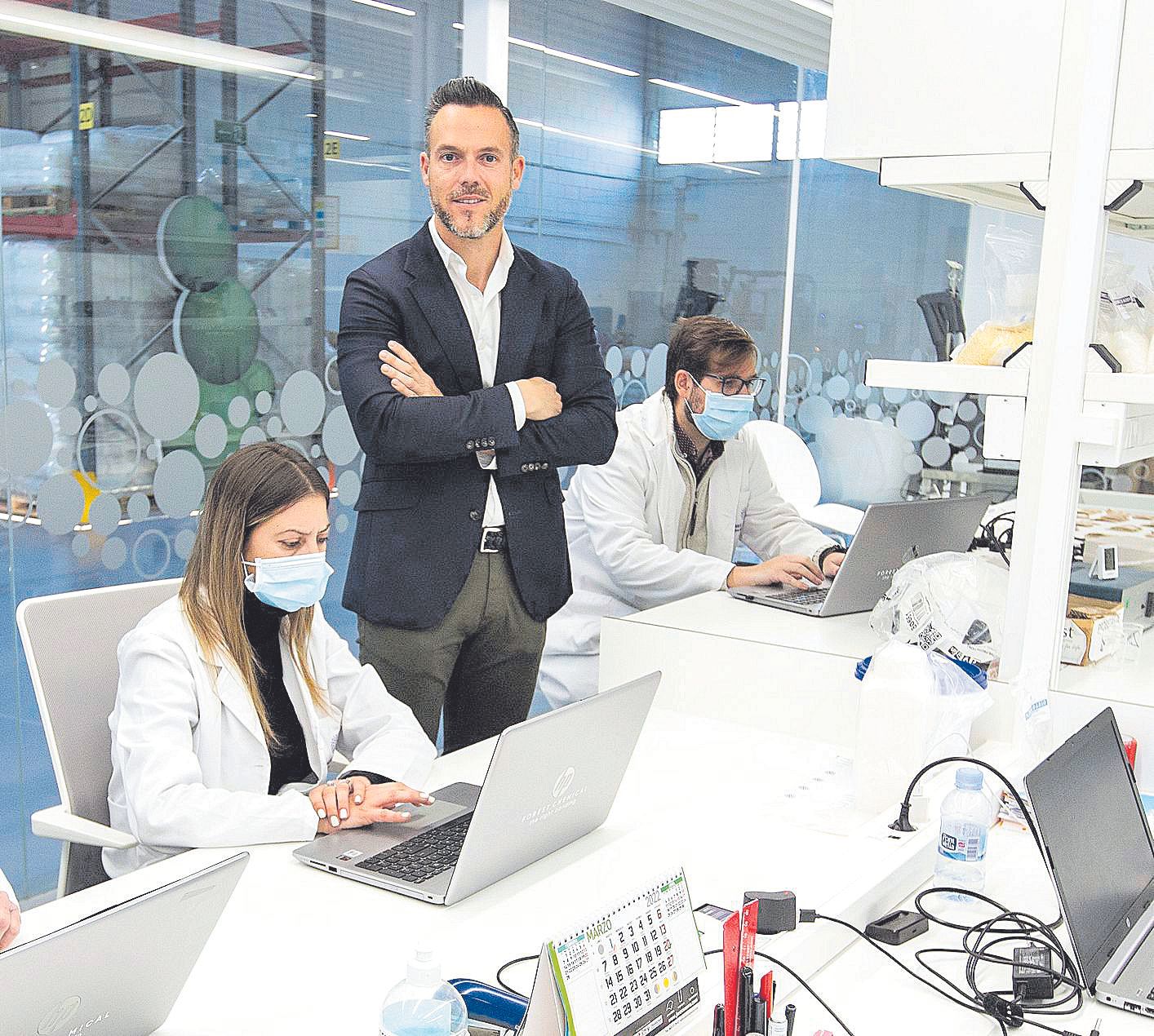 El director de Forest Chemical, Pedro Fernández, en el laboratorio