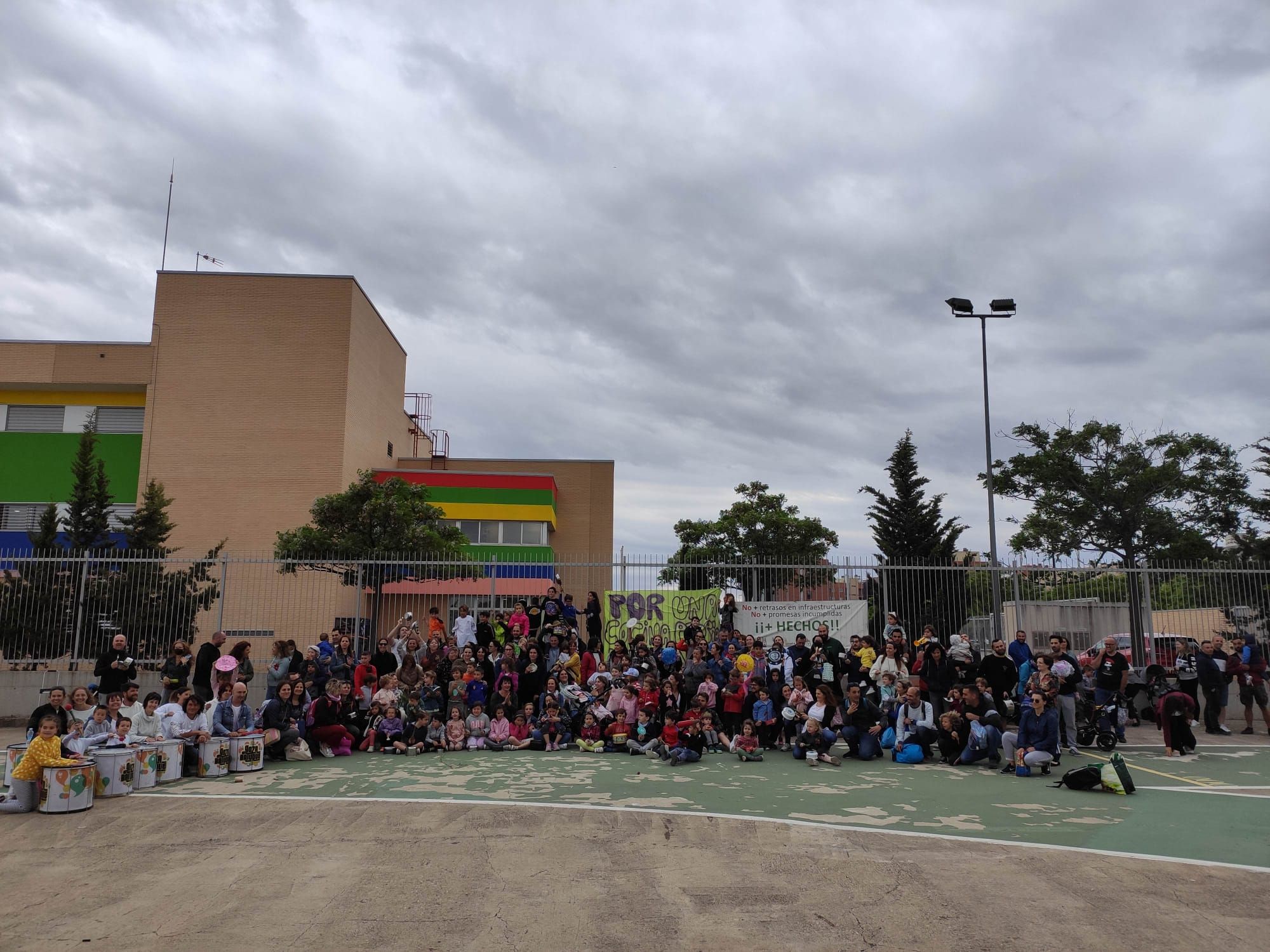 GALERÍA | Los padres del colegio de Valdespartera protestan por un comedor digno