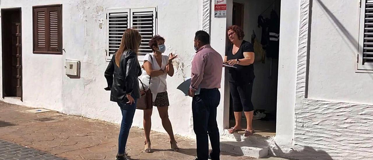 La alcaldesa Pilar González (izquierda) y Marcelino Umpiérrez (derecha) dialogan con dos vecinos de Corralejo.