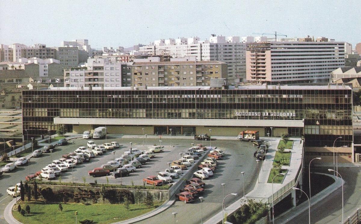Imagen panorámica de la estación en 1974, recién inaugurada.