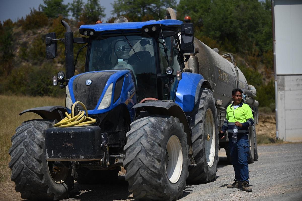 Fernando, junto a su tractor, que llevaba 25.000 litros de agua para luchar contra el fuego.