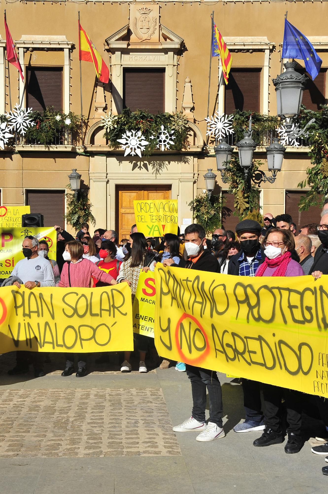 Concentración contra las macroplantas solares realizada este mediodía en Elda.