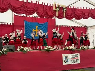 VÍDEO: El Piñote celebra su 47.º aniversario con música, folclore y reencuentros en Argüelles
