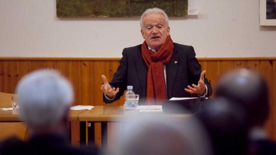 Ramiro Fernández, durante su conferencia en la Casa de Cultura de Bueño.