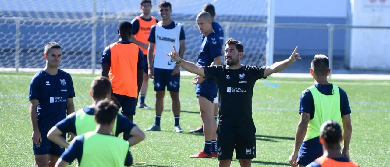 Antonio dando instrucciones en un entrenamiento del Pontevedra. |  // GUSTAVO SANTOS